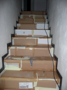 Die Treppe wurde mit allen Kartons und viel Kreppband abgeklebt (29.10.2012)