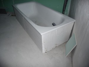 Der korrigierte Badewannenkörper, nun mit senkrechten Wänden zum einfachen Fliesen und Abmauern