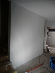 Die erste Wand hat den finalen weißen Anstrich bekommen | Jetzt wird