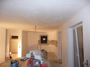 Die Decke hat ihren dritten Anstrich bekommen, nun bin ich fast