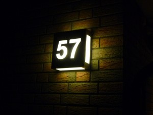 LED-Beleuchtete Hausnummer bei Nacht