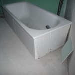 Der korrigierte Badewannenkörper, nun mit senkrechten Wänden zum einfachen Fliesen und Abmauern