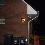 LED-Beleuchtete Hausnummer bei Nacht